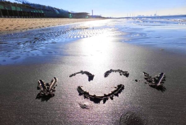 砂浜に描かれた笑顔の絵