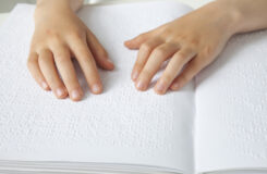 点字を読む子供の手