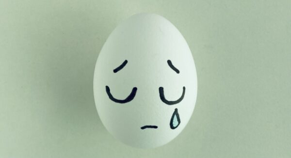 卵に悲しんでいる顔を描いた写真