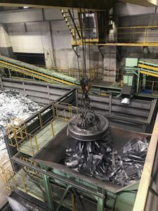 金属リサイクル工場の作業風景