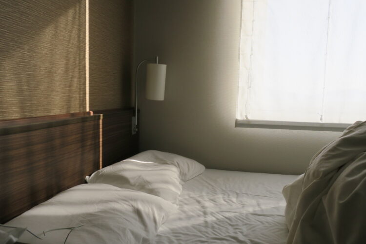 部屋のベッドの写真