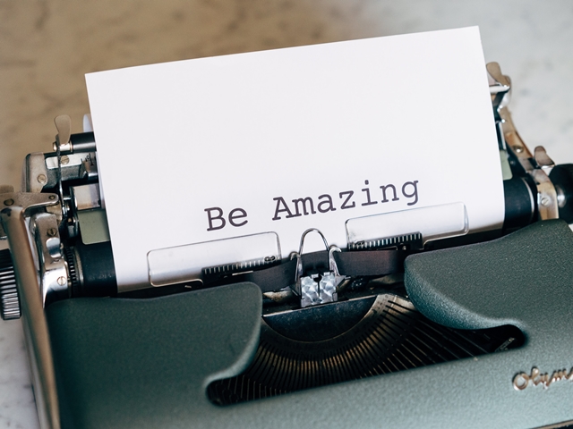 「Be Amazing」と書かれた紙をセットしたタイプライター