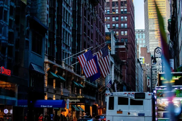 ニューヨークの街並みとアメリカ国旗