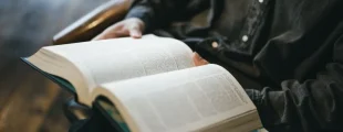 難しい本を読んでいる