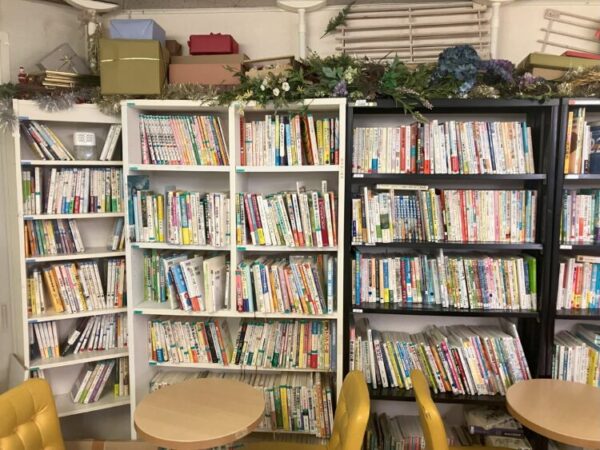 発達障害に関する書籍が並ぶNeccoカフェの本棚