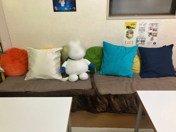 ゴロンと横になれるNeccoカフェの寛ぎスペース