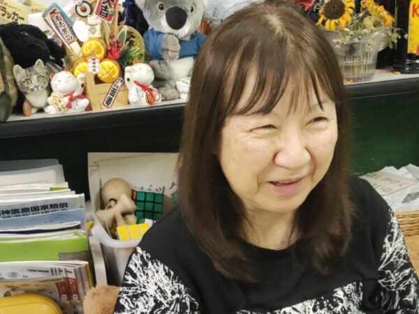 Neccoカフェの店内で笑顔で話す様子