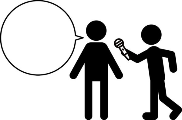 インタビューの場面を表したシルエットイラスト。 右側の人物がマイクを持って質問し、左側の人物が話している。 左上には吹き出しがあり、話の内容を入れられるスペースが描かれている。 モノクロのシンプルなデザインで、取材や対話をイメージさせる構図。