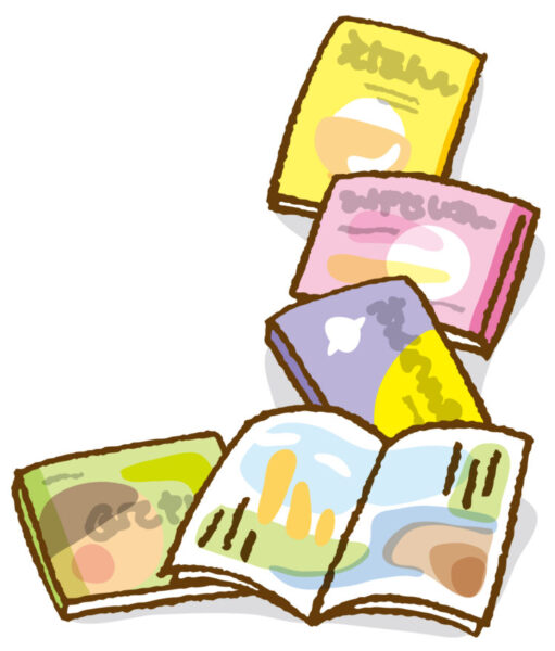 何冊かの絵本が広げられて並んでいるイラスト。 黄色、ピンク、紫、緑などカラフルな表紙の本が重なり合い、手前の1冊は開かれて中の風景画が見えている。 やわらかい線と淡い色づかいで、温かく親しみやすい雰囲気が描かれている。